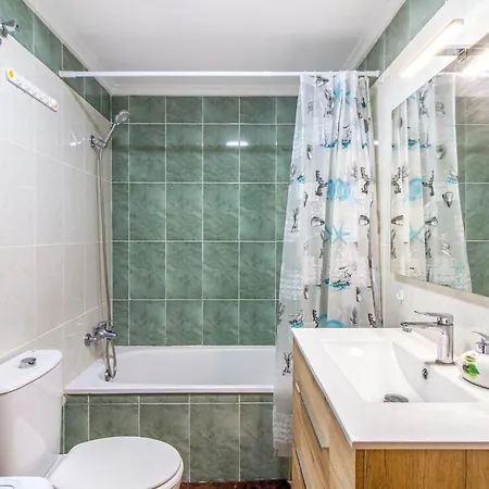 Stunning In With Outdoor Swimming Pool, Wifi&3 Bedrooms *